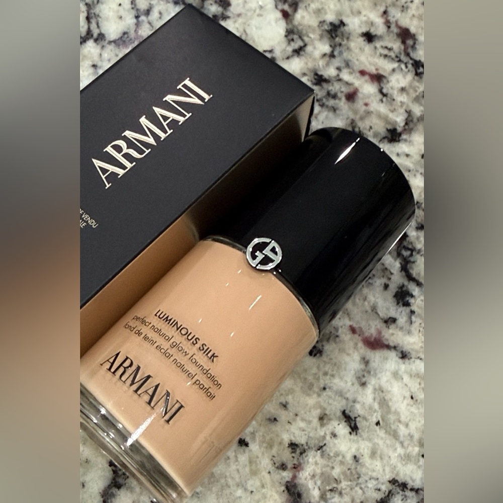 Giorgio Armani Luminous Silk Foundation Shade 5.9 New in box!